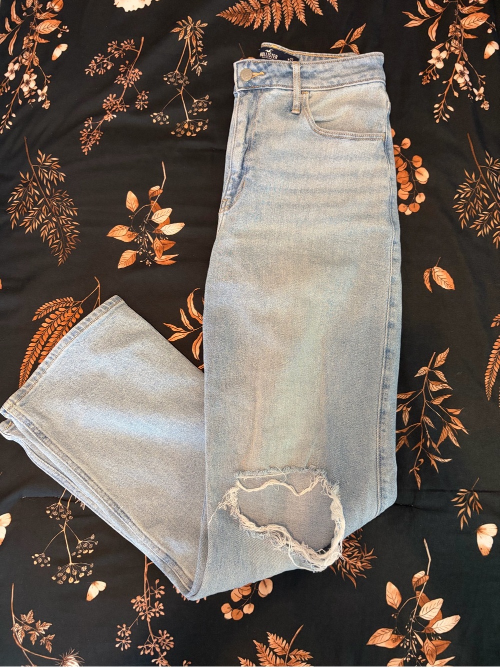 Hollister Light Wash ultra high-rise Jeans with Distressed Knees 5R